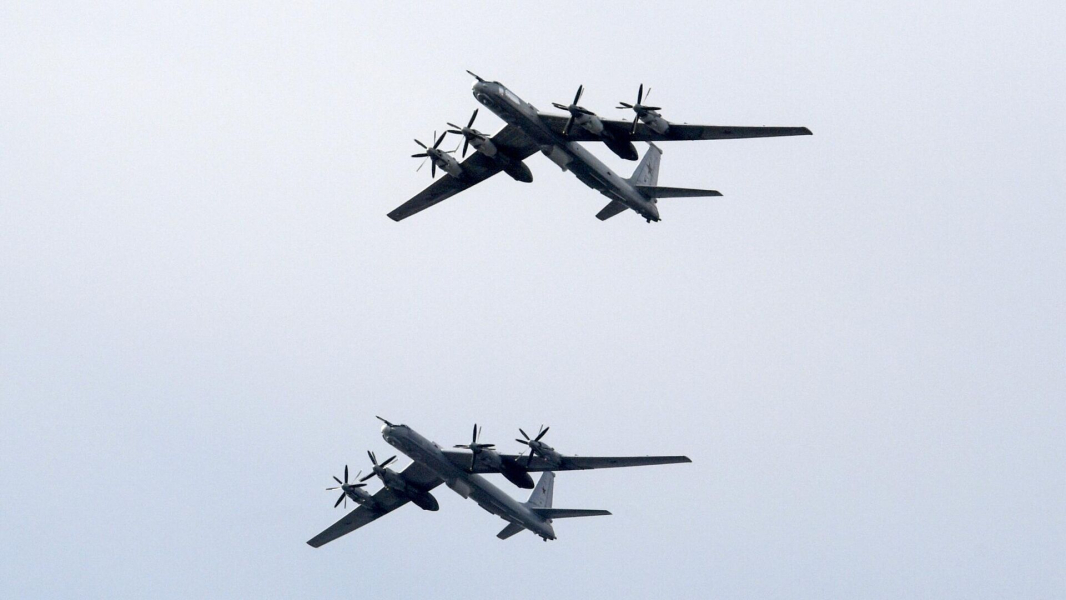 Два самолета Ту-142 СФ провели поиск подлодок в Арктике на учениях "Океан" Два самолета Ту-142 СФ провели поиск подлодок в Арктике на учениях "Океан"